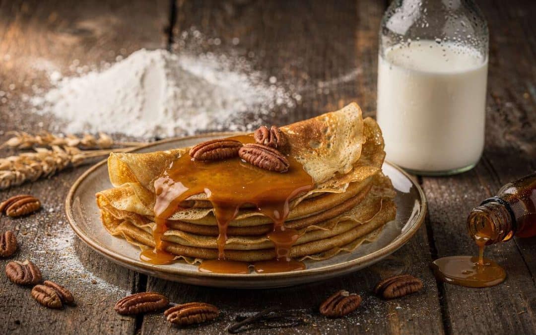 Crêpes au caramel beurre salé et noix de pécan : recette savoureuse