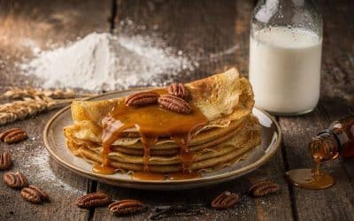 Crêpes au caramel beurre salé et noix de pécan : recette savoureuse