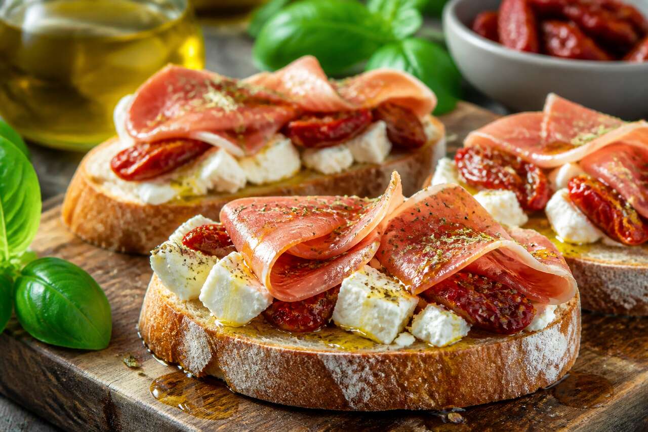 Recette de toasts à la feta, jambon cru et tomates confites