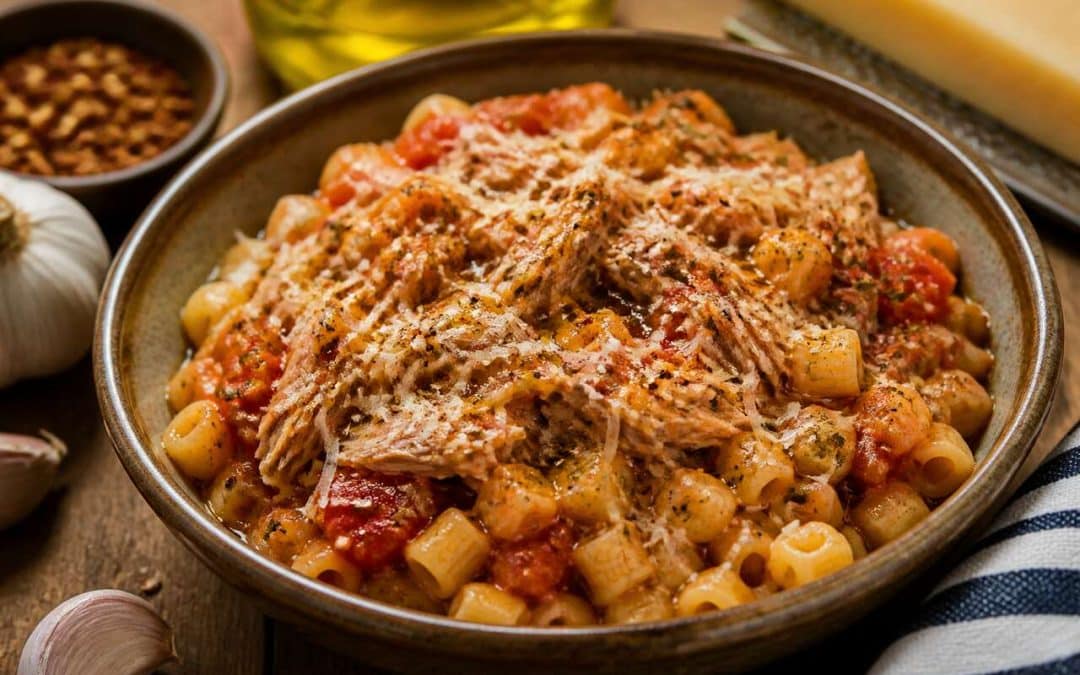 Petites pâtes au ragoût de tomate et thon de Cyril Lignac : la recette facile et savoureuse