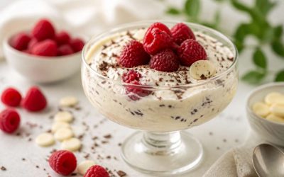 Recette de la mousse stracciatella au chocolat blanc et framboises de Cyril Lignac