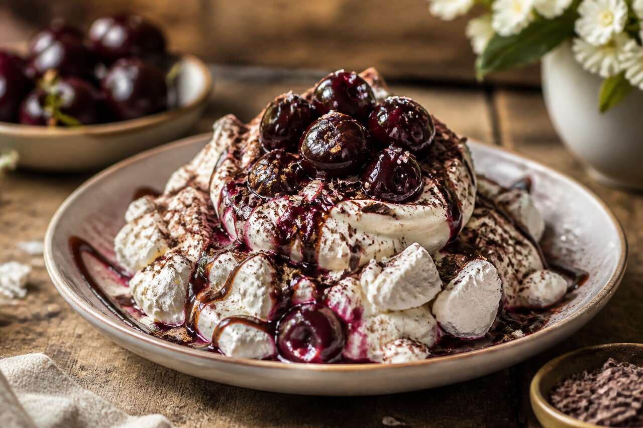Recette d'Eton mess chantilly et meringue aux cerises et chocolat de Cyril Lignac