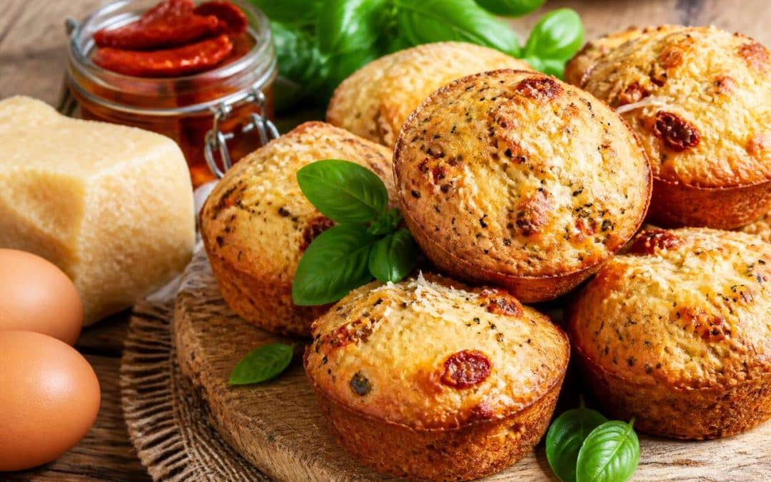 Recette de muffins salés estivaux au Grana Padano, tomates séchées et basilic
