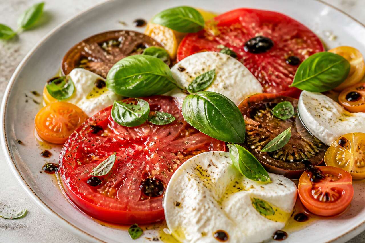 Recette de salade d'été aux tomates, mozzarella et basilic