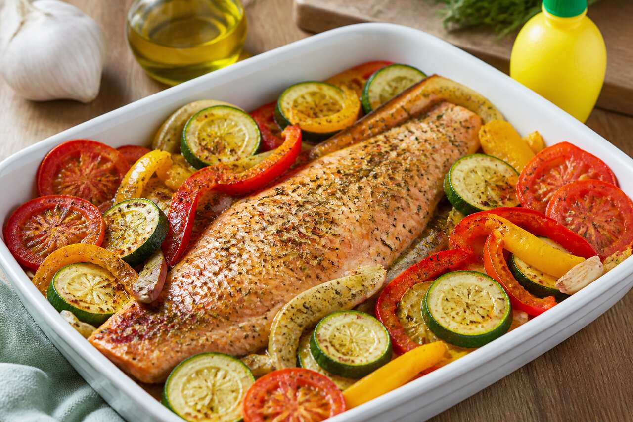 Recette l&eacute;g&egrave;re de truite au four avec tomates, poivrons et courgette