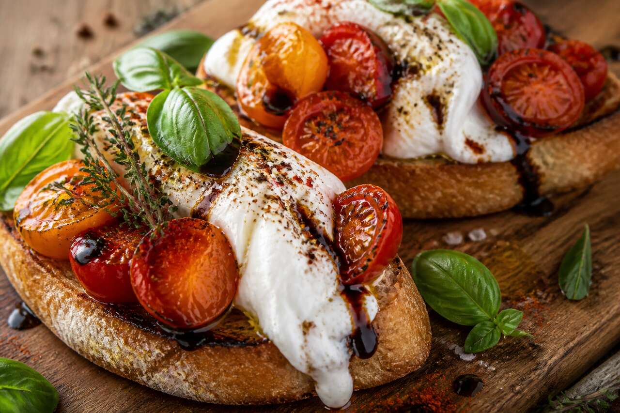 Recette de bruschettas aux tomates cerises r&ocirc;ties et burrata