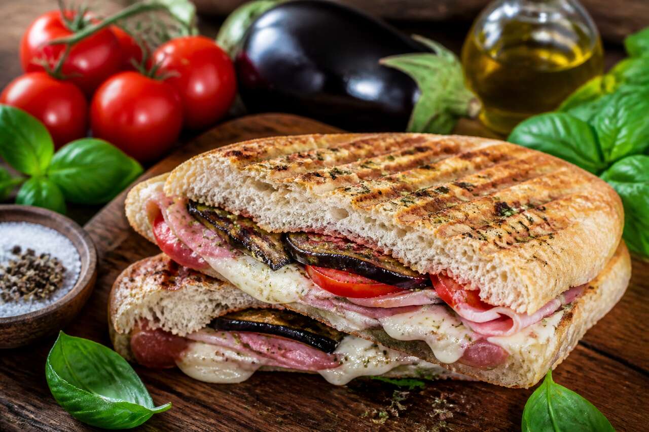 Recette du panini aux aubergines, mozzarella, tomates et jambon
