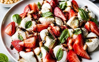 Salade de fraises à la mozzarella et au balsamique : la recette fraîche et gourmande