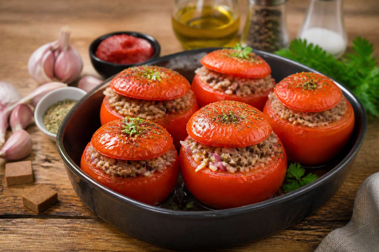 Recette de tomates farcies au riz, bœuf haché et oignons rouges