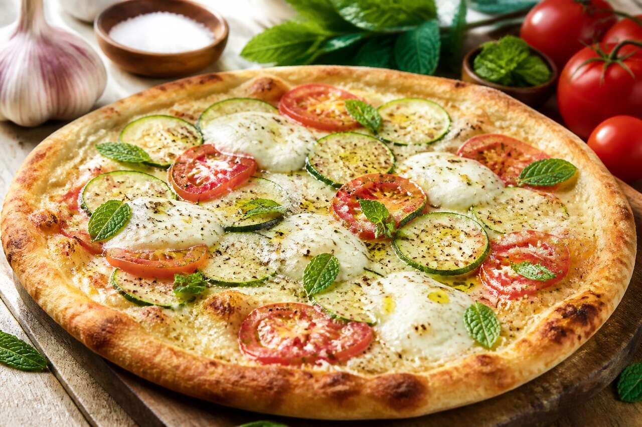 Recette de pizza bianca à la courgette, tomate et menthe