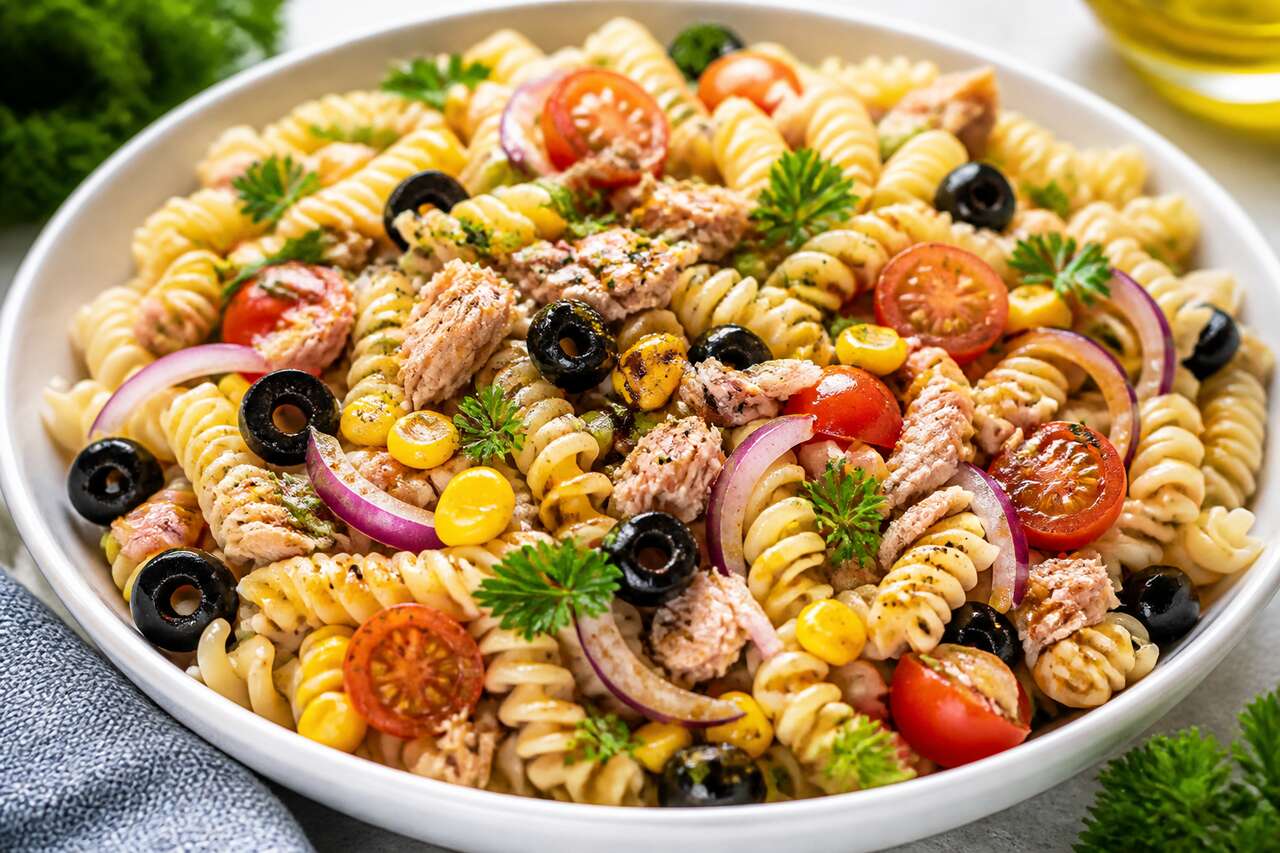 Recette facile de salade de pâtes au thon, tomate et maïs