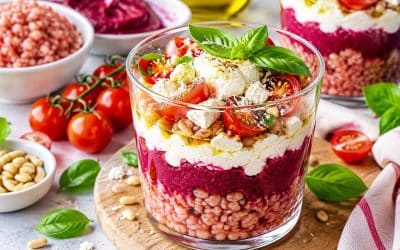 Recette de verrine de blé rose, pesto de betterave, tomates et feta
